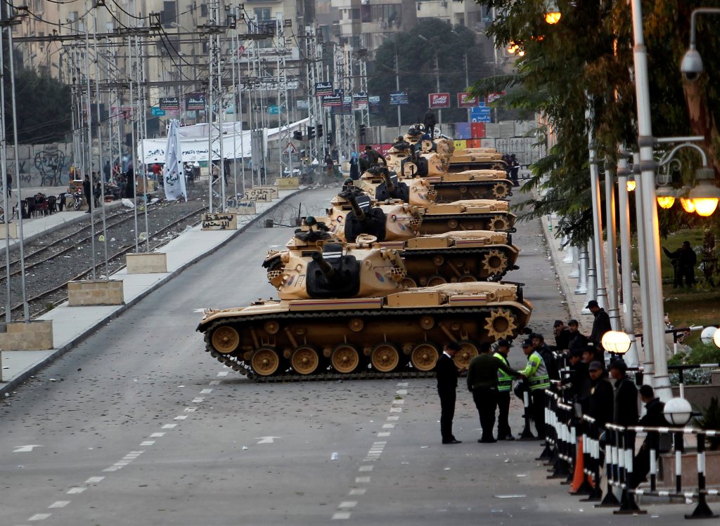 Tanks are positioned in front of the presidential palace in Cairo December 15, 2012. Egyptians queued in long lines on Saturday to vote on a constitution promoted by its Islamist backers as the way out of a political crisis and rejected by opponents as a recipe for further divisions in the Arab world's biggest nation. REUTERS/Khaled Abdullah (EGYPT - Tags: POLITICS ELECTIONS MILITARY)