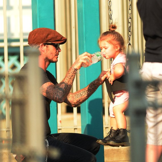 Ο David Beckham κάνει κούνια την κόρη του! (Φωτογραφίες)