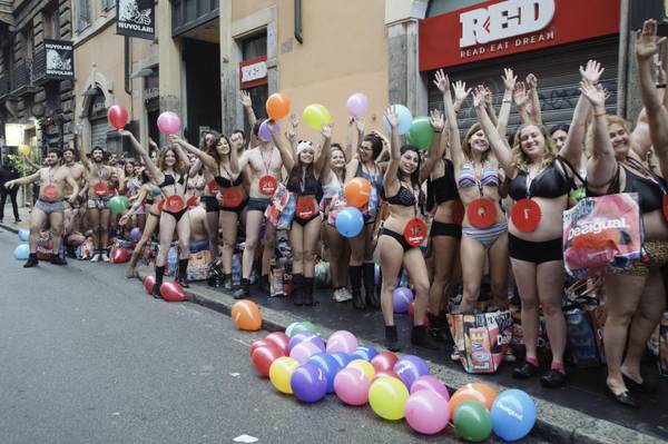 Saldi: al via a Roma, clienti in mutande in via del Corso