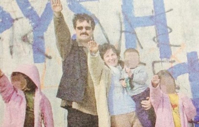 Σε νέο φωτογραφικό υλικό ο Παππάς της ΧΑ χαιρετάει με τα παιδιά του ναζιστικά (φωτο)