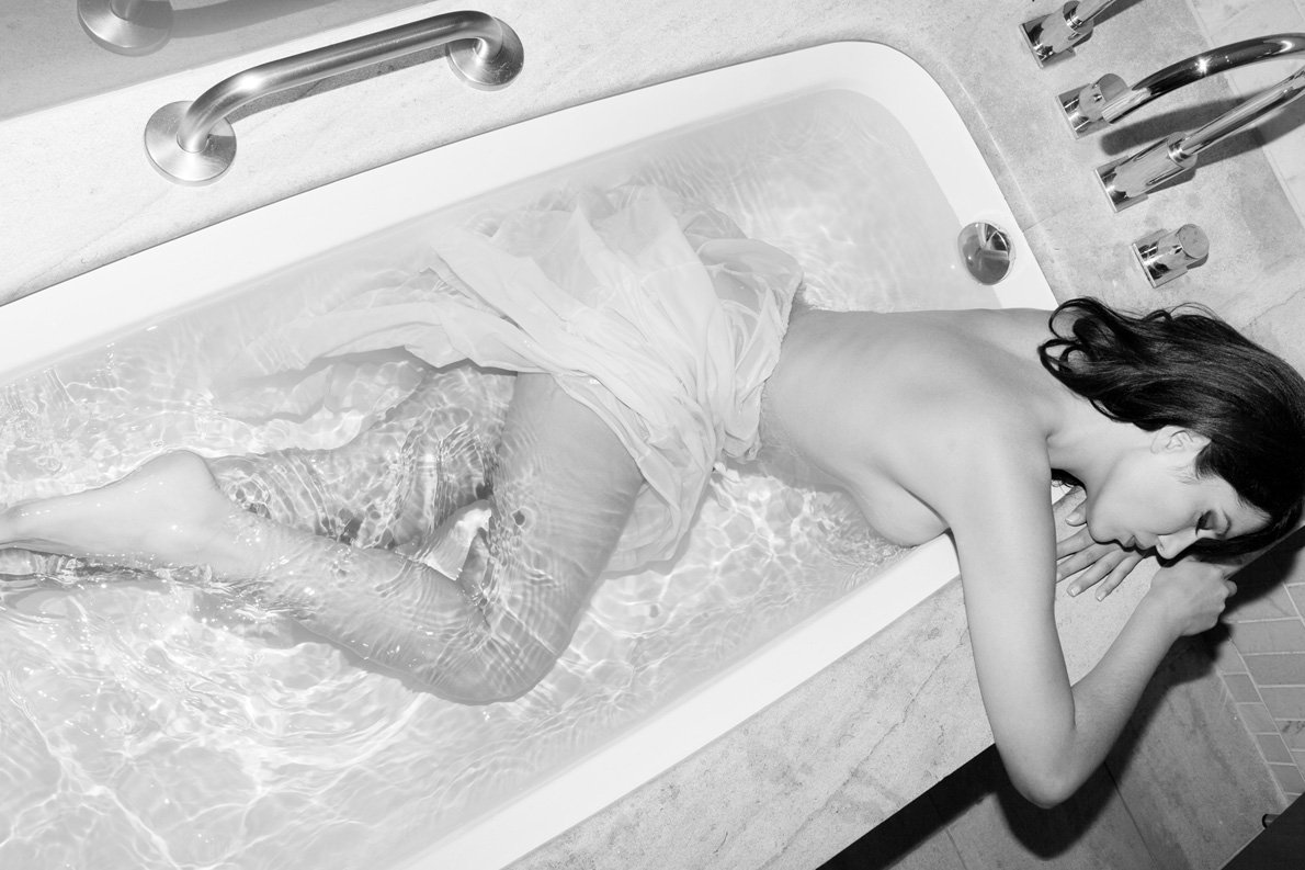 Η Κλέλια Ρένεση γυμνή στο μπάνιο της! (φωτο)