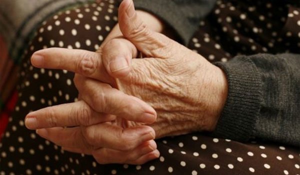 Εξαπάτησαν 82χρονη και τους έγραψε την περιουσία της – Τους άφησε πάνω από 500.000 ευρώ (Βίντεο)