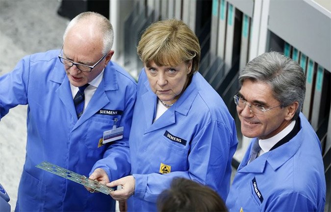 Με στολή εργάτριας η Μέρκελ σε εργοστάσιο της Siemens (φωτό)