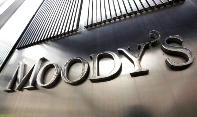 Moody’s: Αιφνιδιαστική υποβάθμιση της Γαλλίας λόγω της επιδείνωσης των οικονομικών