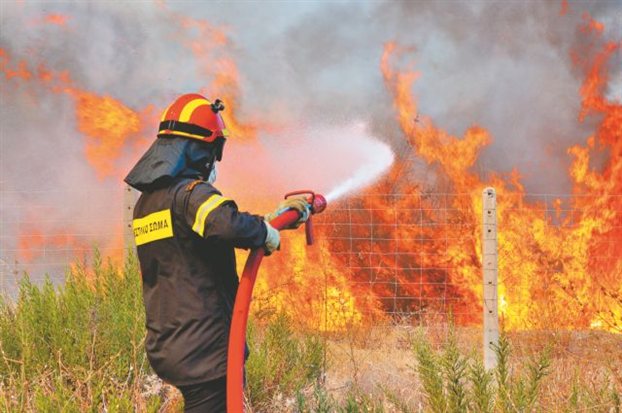 Χίος: Σε εξέλιξη η πυρκαγιά στις Καρυές - Η φωτιά καίει μέσα σε απόκρημνες χαράδρες