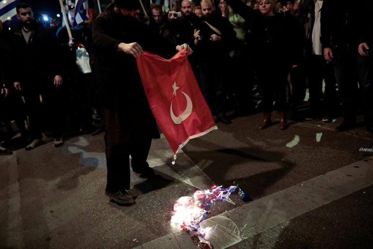 Συλλήψεις για κάψιμο τουρκικής σημαίας στην Αθήνα ζητάνε οι Τούρκοι! Επίθεση και σε Παυλόπουλο!