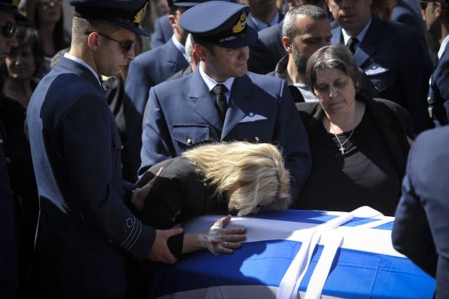 Συγκλονιστικά καρέ της χήρας του ήρωα πιλότου Γιώργου Μπαλταδώρου που συγκλόνισαν τον ελληνισμό