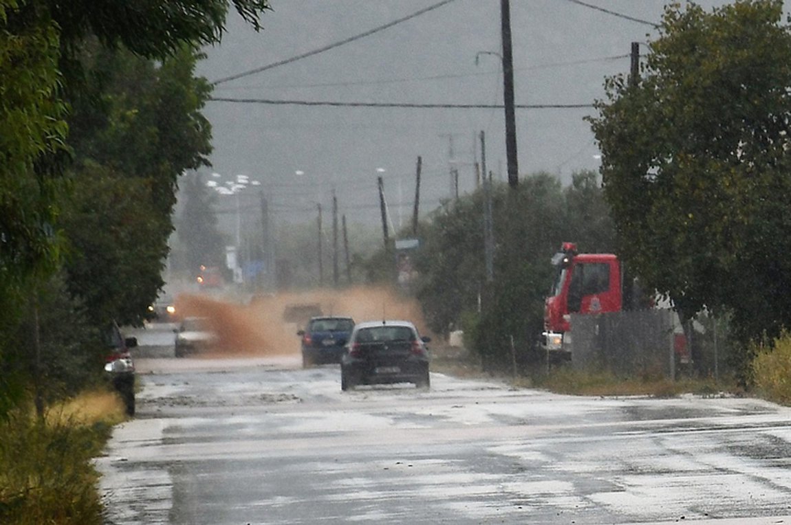 Συνεχίζει την επέλαση ο Κυκλώνας Ζορμπάς σε Εύβοια και Φθιώτιδα – Αγνοείται ζευγάρι ηλικιωμένων