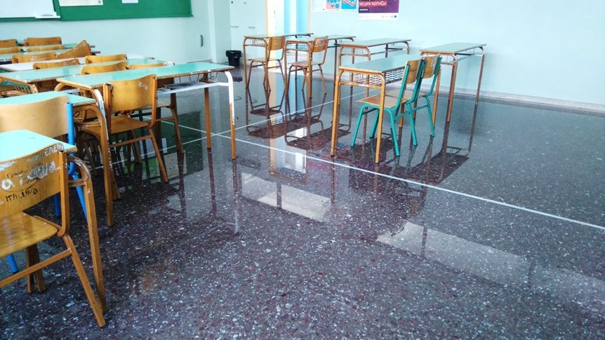 (PHOTO) Πάτρα: Κλειστό σχολείο λόγω βροχόπτωσης – Πλημμύρισαν όλες οι τάξεις