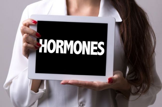 Ορμόνες: Πως επηρεάζουν το δέρμα ανάλογα με την ηλικία