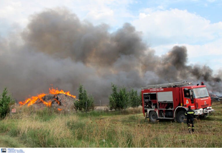 Μεγάλη φωτιά στην Αμφιλοχία – Μάχη των πυροσβεστών από γη και αέρα