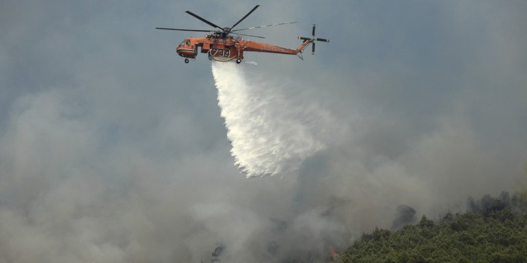 Μάχη με την πυρκαγιά στη Βάρης - Κορωπίου, μέσα στις αυλές των σπιτιών στο Κίτσι οι φλόγες (Βίντεο)