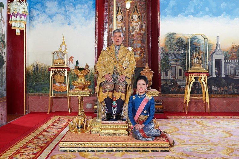 Γιατί η ερωμένη του βασιλιά της Ταϊλάνδης έπεσε σε δυσμένεια