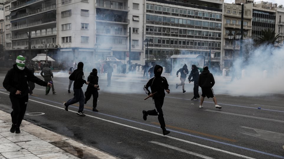 Εξάρχεια: «Ανταρτοπόλεμος» στην Αθήνα με συγκεντρώσεις και επεισόδια