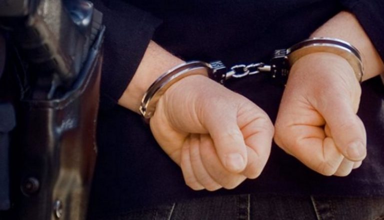 Συνελήφθη 52χρονος που εκκρεμούσαν εις βάρος του πλήθος καταδικαστικών αποφάσεων για απάτη και πλαστογραφία
