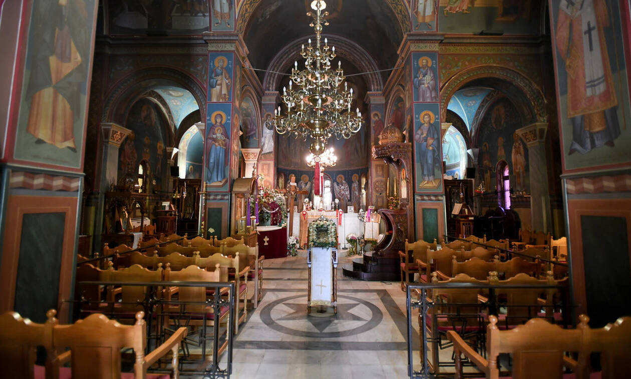 Κορωνοϊός: Ιερέας στην Ηλιούπολη έκανε λειτουργία με πιστούς - Κλειδώθηκαν μέσα στο ναό όταν πήγε η αστυνομία