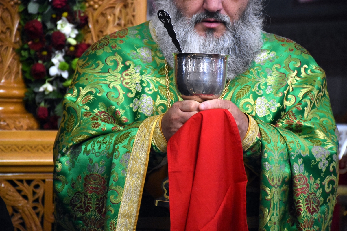 Λέσβος: Πέθανε ένας από τους 27 πιστούς που κόλλησαν κορονοϊό από τον ιερέα που κοινωνούσε ενώ ήταν θετικός