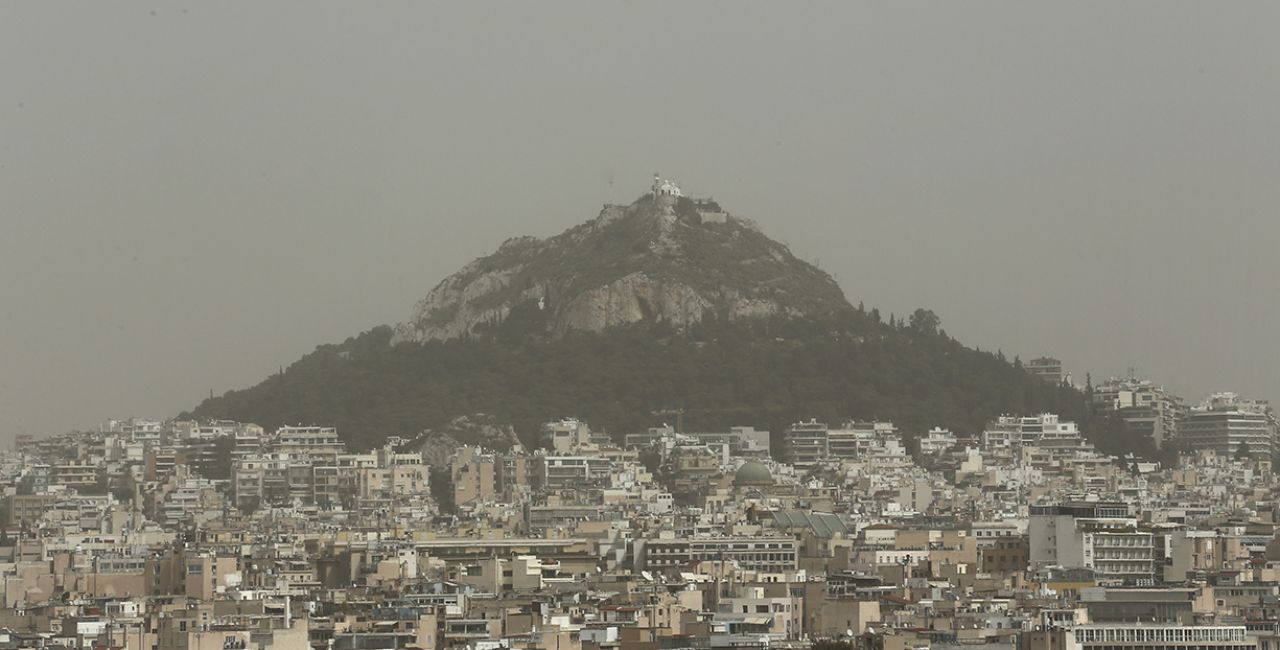 Καιρός: «Πέπλο» σκόνης στη μισή Ελλάδα, θα μείνει μέχρι και την Τετάρτη – Δείτε χάρτες