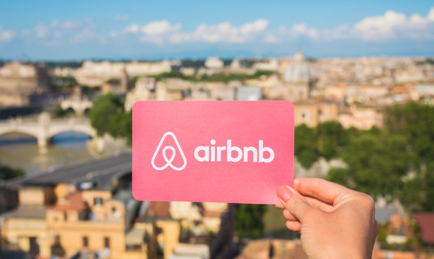 Εντοπίστηκαν χιλιάδες ιδιοκτήτες με αδήλωτα ενοίκια Airbnb