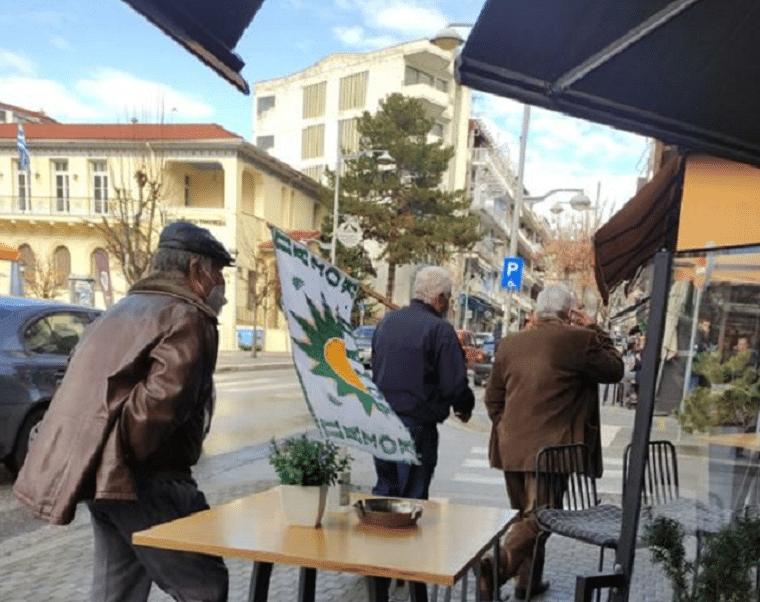 Κοζάνη: Πήγε να ψηφίσει κρατώντας μια τεράστια σημαία του ΠΑΣΟΚ – ΦΩΤΟ