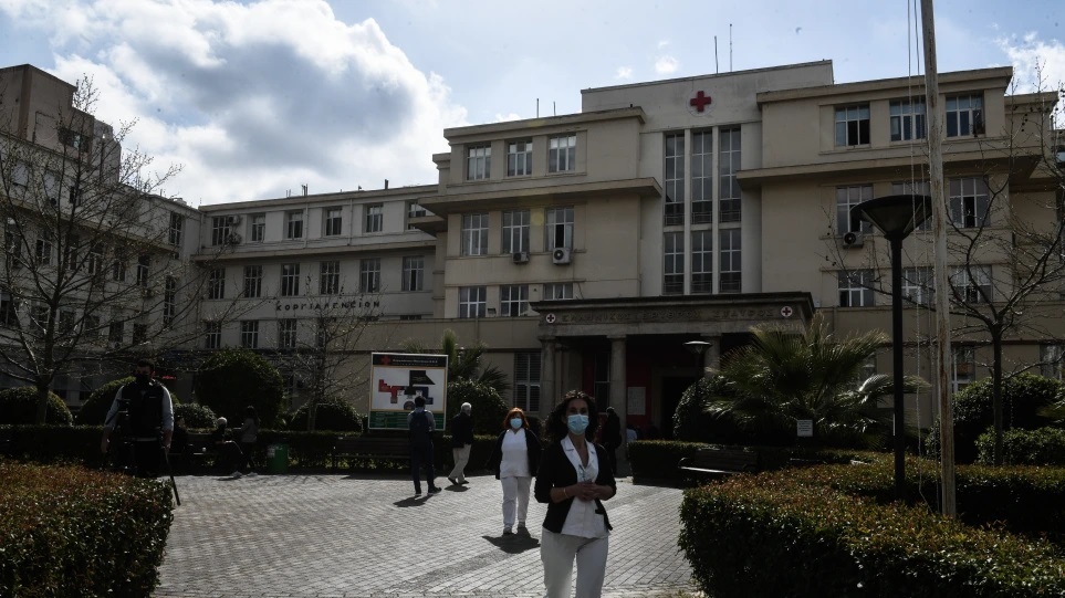 Στελέχη του ΣΥΡΙΖΑ απείλησαν με διώξεις τη διοικήτρια του «Ερυθρού Σταυρού»