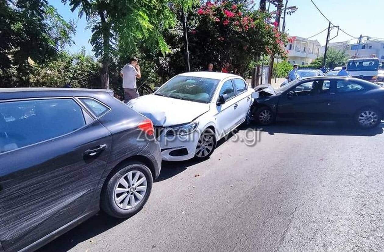 Χανιά: Από το τροχαίο προκλήθηκαν σοβαρές υλικές ζημιές στα οχήματα Τροχαίο ατύχημα σημειώθηκε στις 10 περίπου το πρωί στον Γλάρο Νέας Κυδωνίας στα Χανιά. Κάτω από αδιευκρίνιστες μέχρι στιγμής συνθήκες, οδηγός έχασε τον έλεγχο του αυτοκινήτου του, με αποτέλεσμα να προσκρούσει πάνω σε σταθμευμένα οχήματα, έξω από γνωστό ξενοδοχείο της περιοχής, σύμφωνα με την ιστοσελίδα, zarpanews.gr. Από το τροχαίο προκλήθηκαν σοβαρές υλικές ζημιές στα οχήματα. Τα αίτια του ατυχήματος διερευνά η Τροχαία Χανίων.