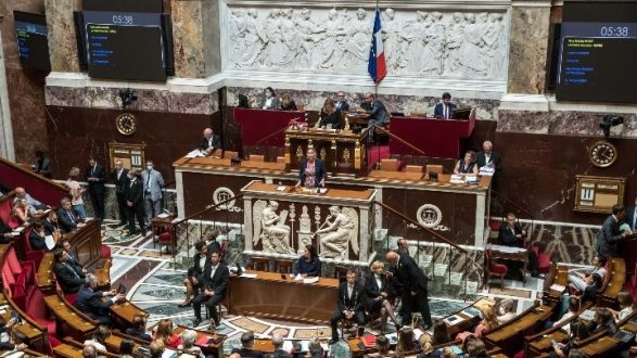 Η γαλλική Εθνοσυνέλευση απέρριψε πρόταση μομφής κατά της κυβέρνησης