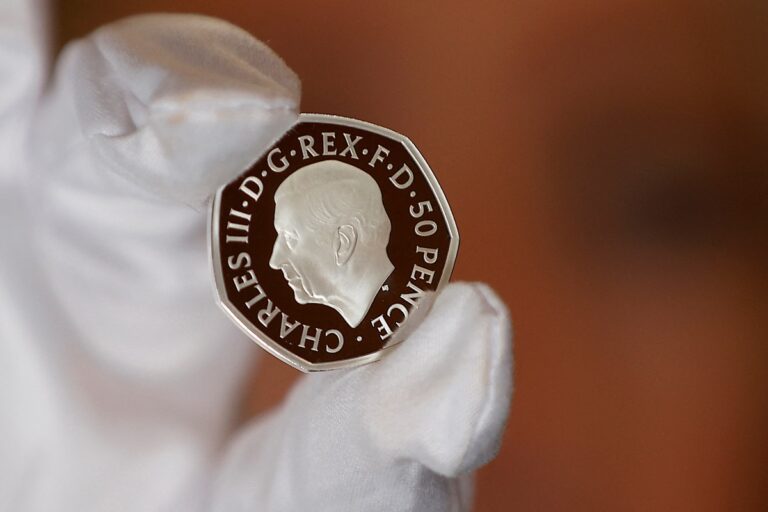 Αυτά είναι τα πρώτα νομίσματα με το πρόσωπο του Βασιλιά Καρόλου (Βίντεο)