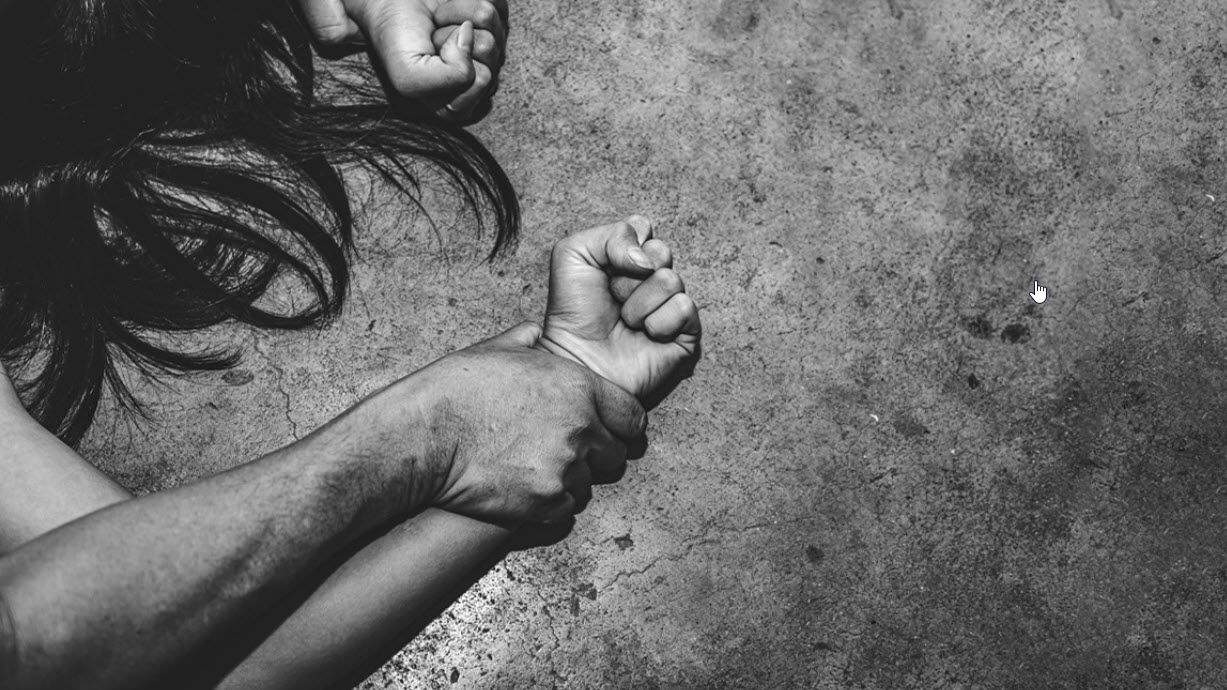 Σοκάρει δικηγόρος για τα παιδιά στα Πετράλωνα: «Ο πατέρας οργάνωνε πάρτυ οργίων και τα πάσαρε»