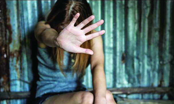 Φρίκη στην Ιεράπετρα: Μητέρα καταγγέλλει ότι η 12χρονη κόρη της έπεσε θύμα πολλαπλών βιασμών από ανήλικους
