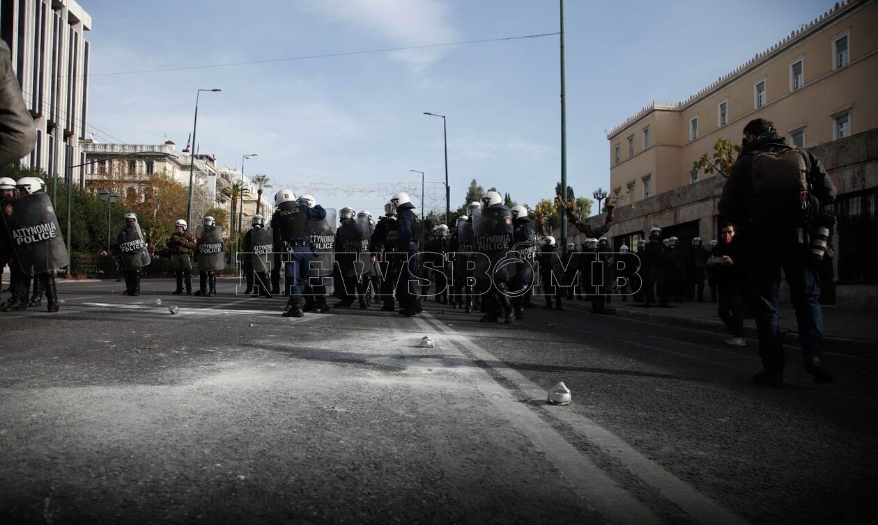 Ένταση έξω από τη Βουλή σε πορεία εκπαιδευτικών