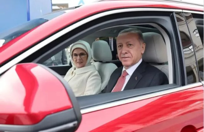 Ο Ερντογάν "καμαρώνει" οδηγώντας το πρώτο ηλεκτρικό αυτοκίνητο της Τουρκίας