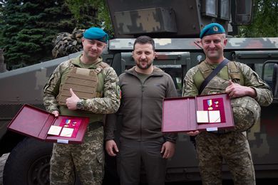 Ουκρανία: Ο Ζελένσκι στην πρώτη γραμμή του μετώπου – Έδωσε μετάλλια σε πεζοναύτες
