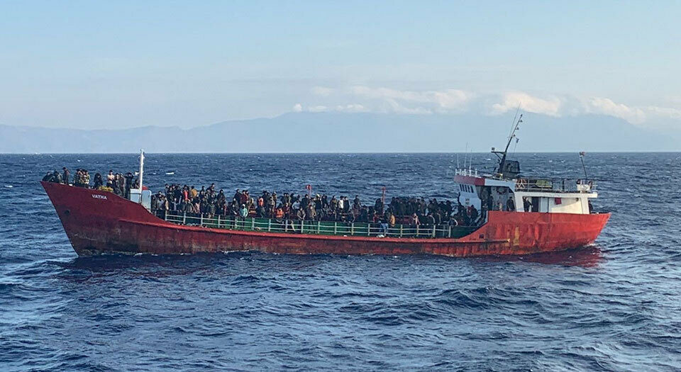 Ακυβέρνητο πλοίο από τη Λιβύη με μετανάστες στην κεντρική Μεσόγειο