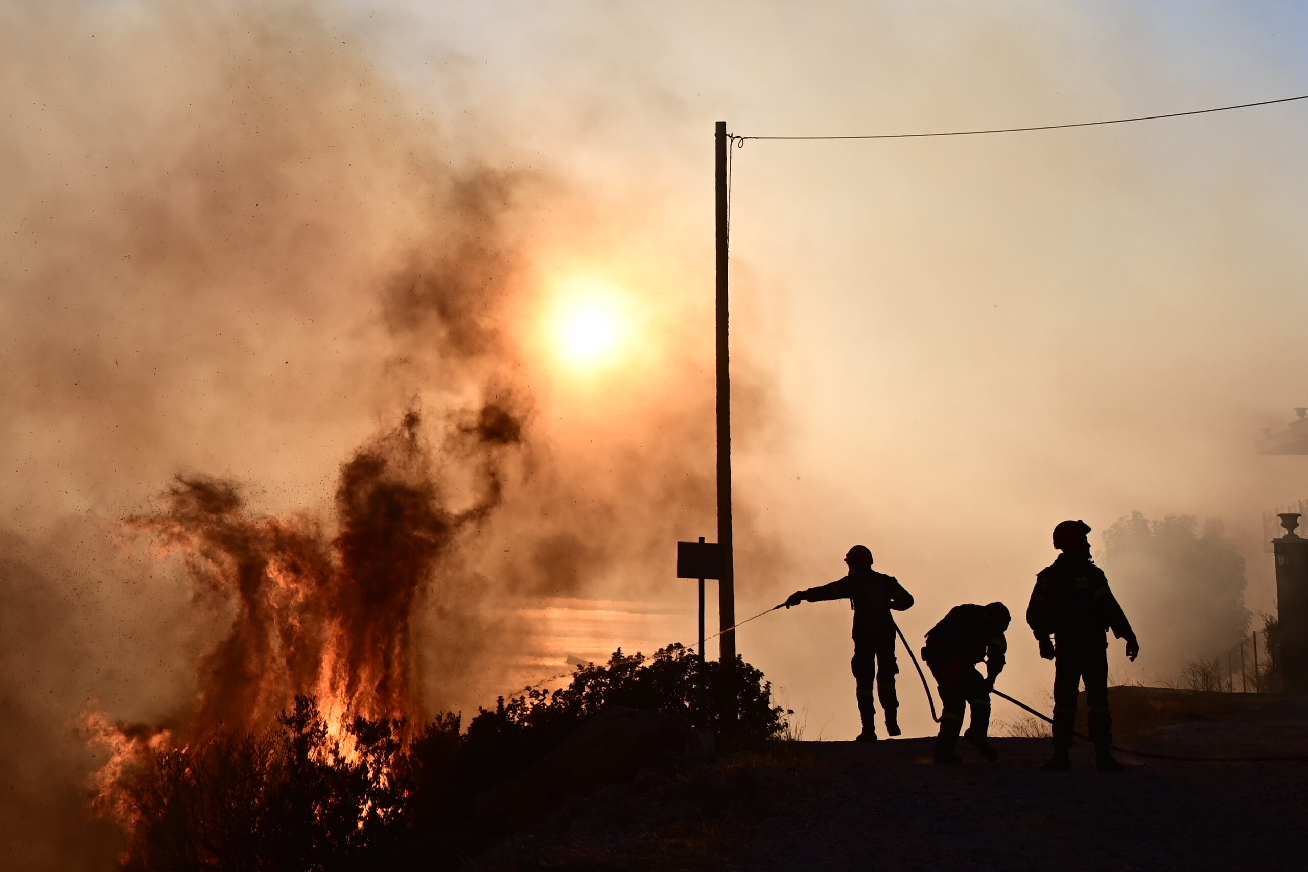 Πυρκαγιές: Στα Δερβενοχώρια το δυσκολότερο μέτωπο - Η εικόνα σε Λουτράκι και Αττική