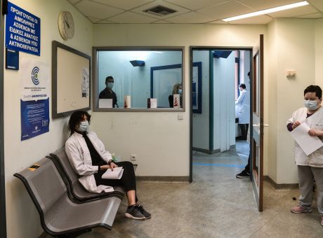 Κορωνοϊός: Τέλος οι μάσκες στα νοσοκομεία. Τι ισχύει για τα rapid test