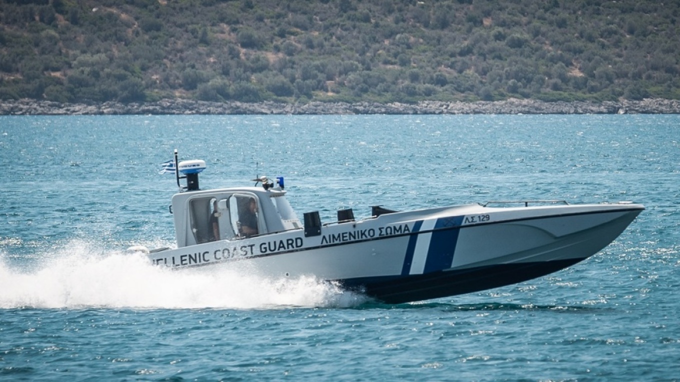 Καταδίωξη ταχύπλοου σκάφους με αλλοδαπούς στη Χίο - Ερρίφθησαν προειδοποιητικά πυρά από το Λιμενικό