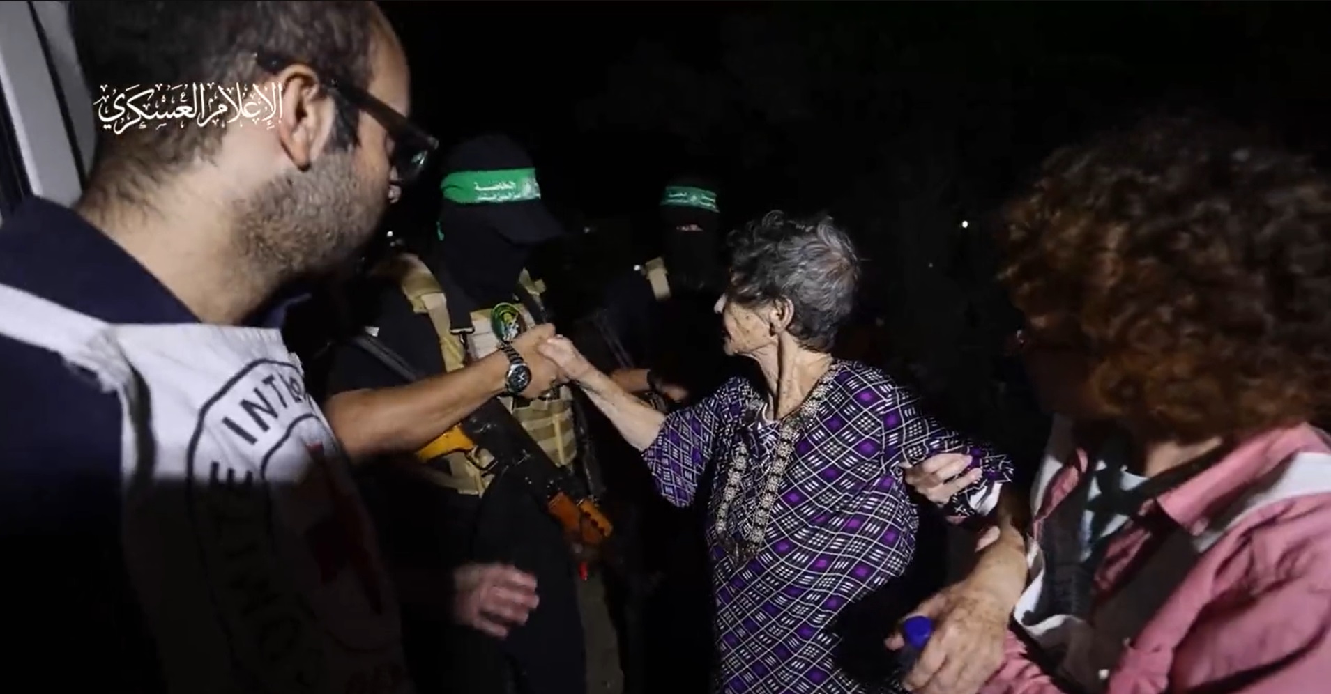 85χρονη όμηρος εξήγησε γιατί έδωσε το χέρι στους απαγωγείς της Χαμάς όταν την απελευθέρωναν