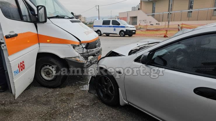 Λαμία: Πήγαινε ανάποδα σε μονόδρομο και έπεσε πάνω σε ασθενοφόρο (βίντεο-φωτό)