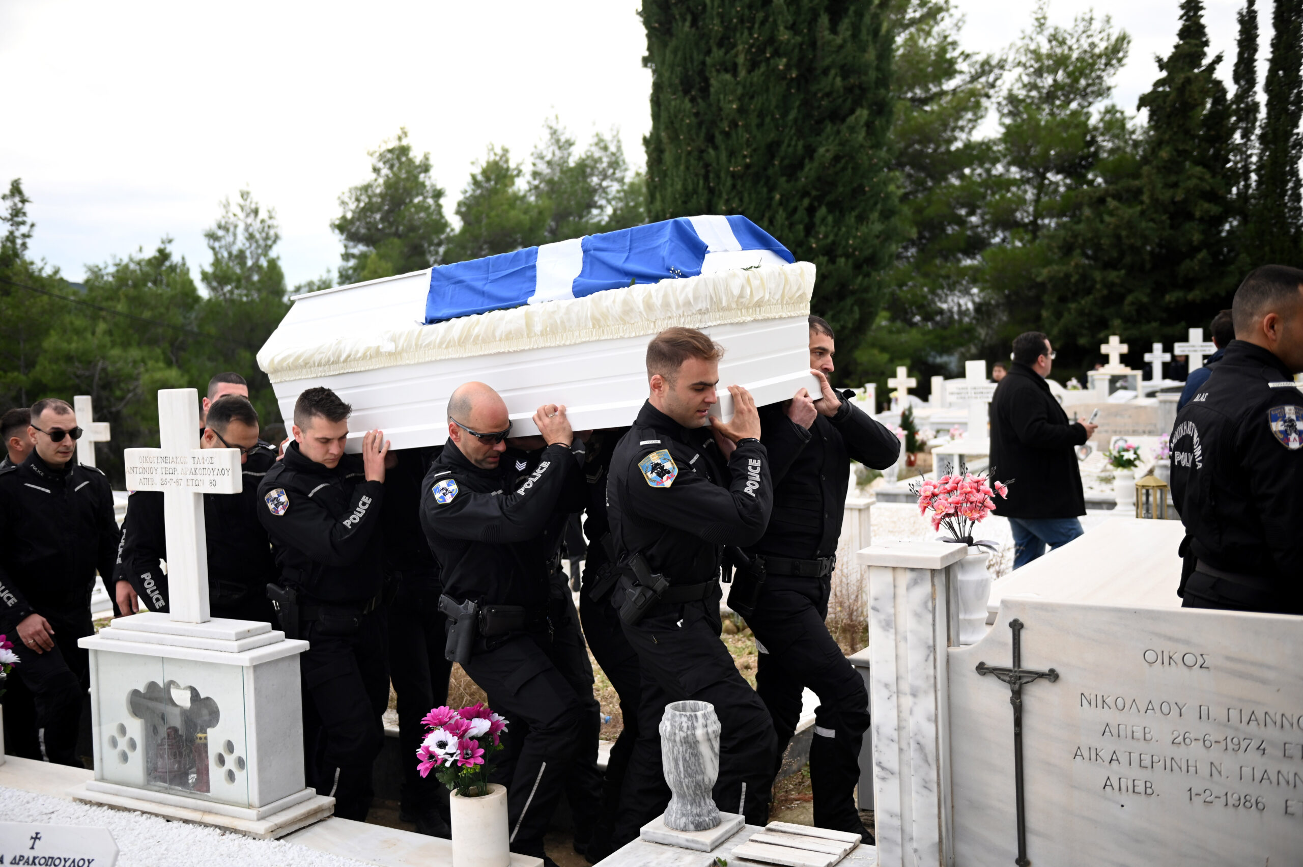 Πάτρα: Σε κλίμα οδύνης η κηδεία του 29χρονου αστυνομικού Χρ. Κουρουνιώτη, που σκοτώθηκε κατά τη διάρκεια καταδίωξης