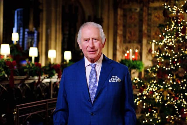 Ο βασιλιάς Κάρολος «σπάει» την παράδοση με το χριστουγεννιάτικο μήνυμά του