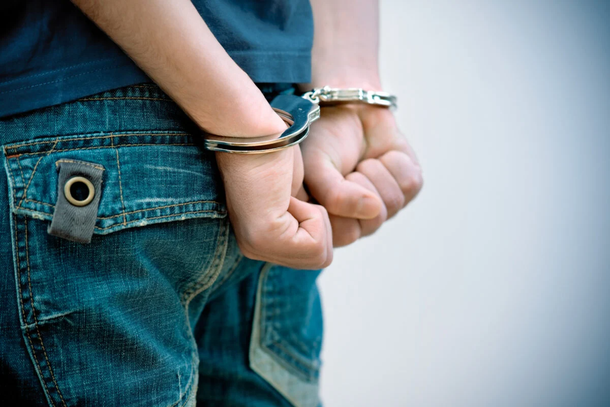 Καλύβια: Ποινική δίωξη για ανθρωποκτονία στον 16χρονο πατροκτόνο