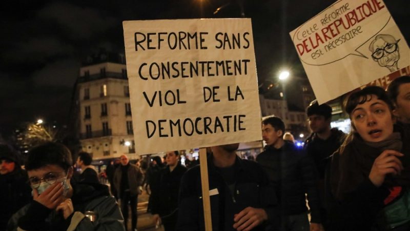 Γαλλία: Οι Ρεπουμπλικάνοι έδιωξαν τον ηγέτη τους, Ερίκ Τσιότι