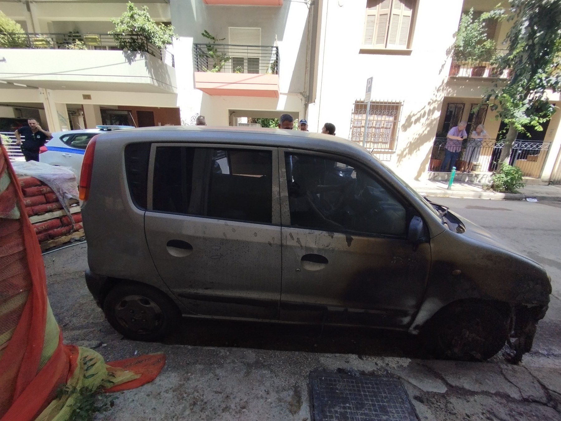 Λάρισας: Τρόμος από φωτιά - «Λαμπάδιασε» μπετονιέρα έξω από πολυκατοικία – Άρπαξαν φωτιά σταθμευμένα αυτοκίνητα (φωτο)