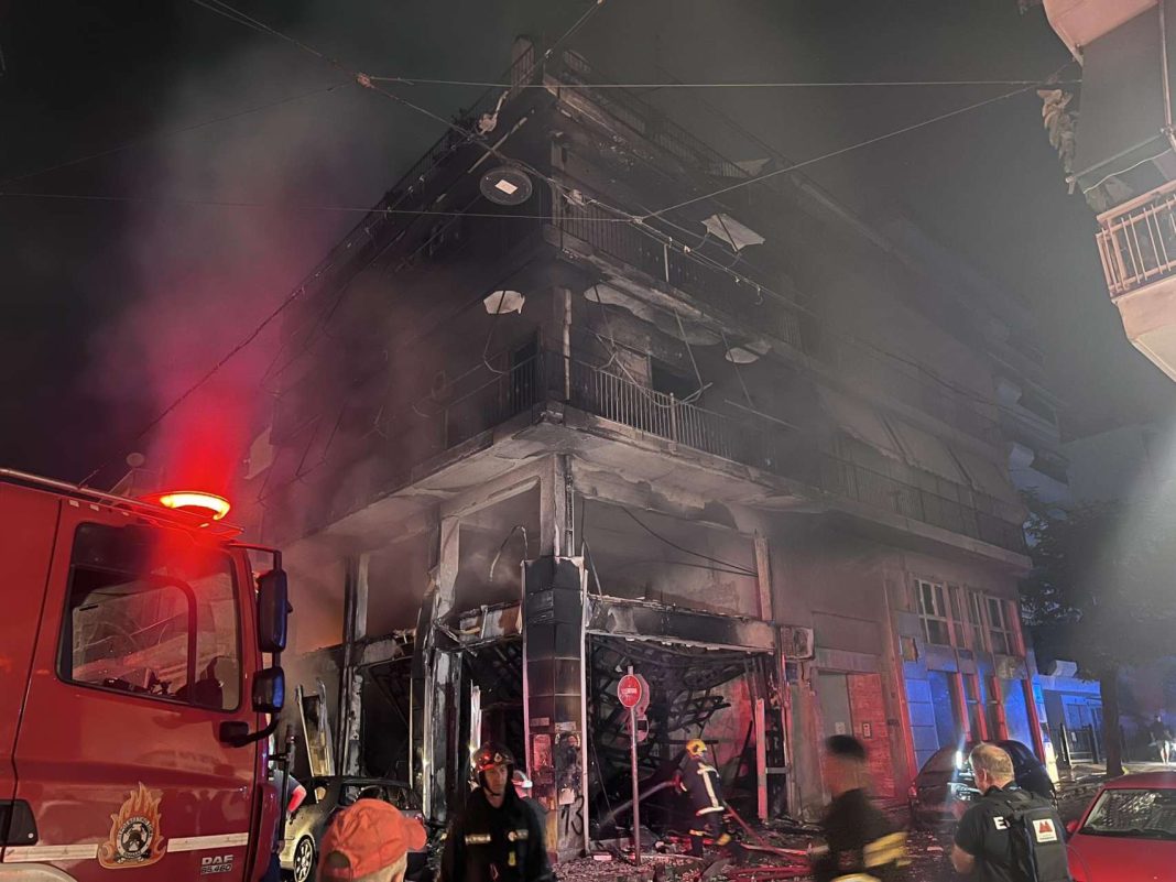 Κάτω Πατήσια: Φωτιά σε κατάστημα επίπλων σε ισόγειο πολυκατοικίας – Απεγκλωβίστηκαν δύο γυναίκες – Ζημιές σε οχηματα (Βίντεο & φωτό)