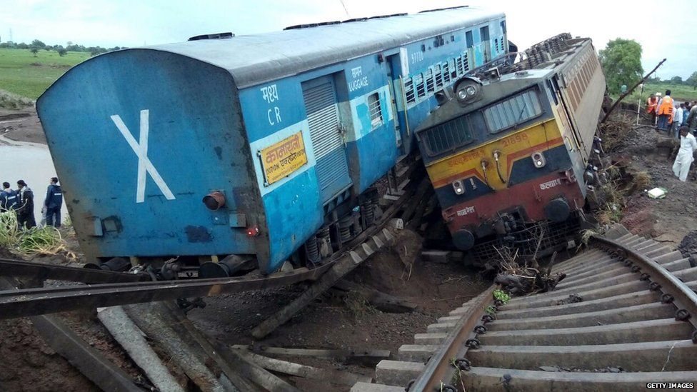 Iνδία: Σύγκρουση επιβατικού τρένου με εμπορική αμαξοστοιχία – Τουλάχιστον 5 νεκροί