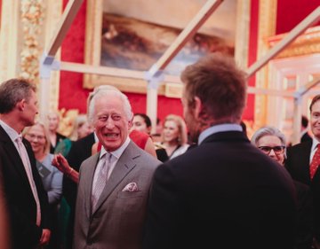 Ο βασιλιάς Κάρολος ευδιάθετος στα βραβεία «The King's Foundation Awards»