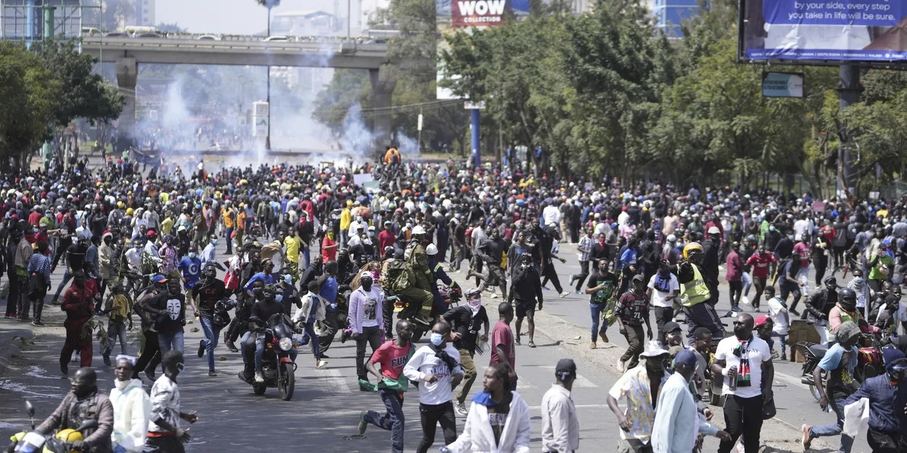 Χάος στην Κένυα: Διαδηλωτές εισέβαλαν στο κοινοβούλιο και το πυρπόλησαν -Άνοιξε πυρ η αστυνομία
