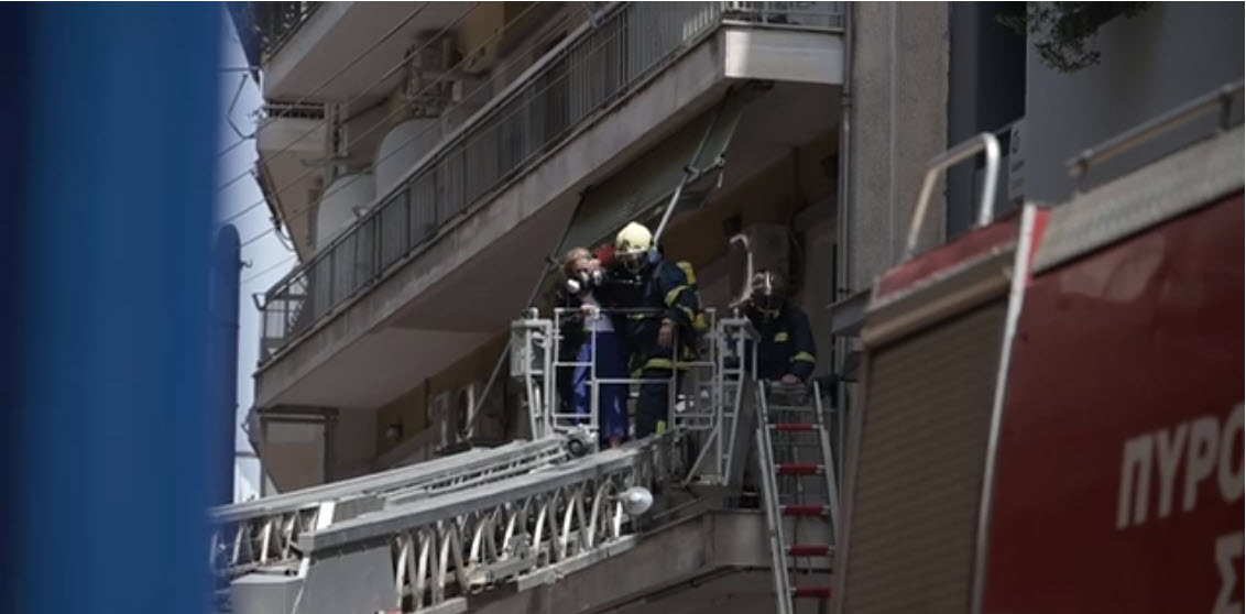 Λάρισα: Πυρκαγιά σε διαμέρισμα στη Λάρισα - Απεγκλωβίστηκαν τρεις γυναίκες (βίντεο)