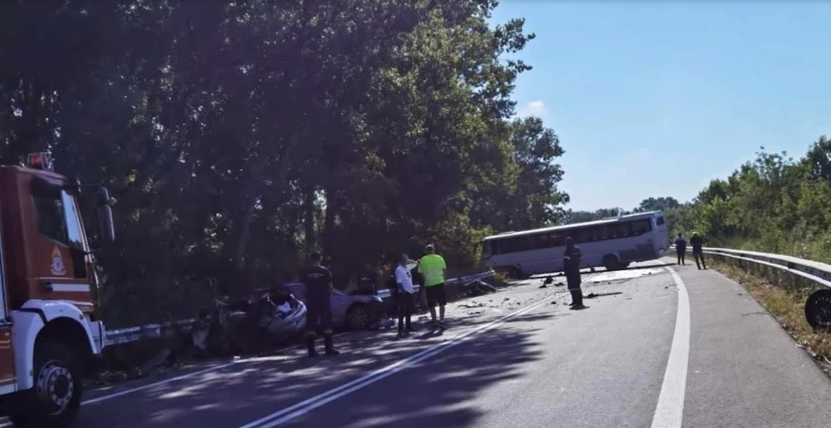Σοκαριστικό τροχαίο στην Ξάνθη: Ι.Χ. «καρφώθηκε» σε λεωφορείο – 4 νεκροί
